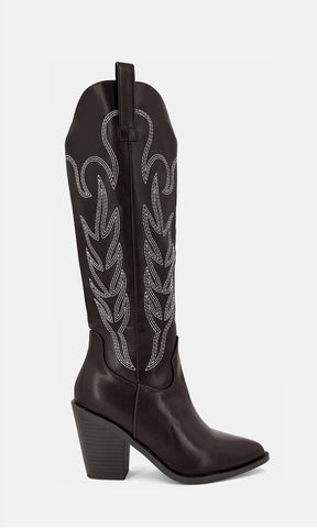 Bota vaquera PONY CAFE de vinipiel con bordados blancos, caña alta y tacón de 8.5 cm, vista lateral
