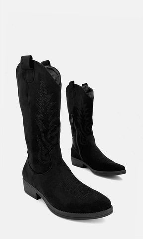 Vista en tres cuartos de botas vaqueras Arabella color negro de gamuza con bordado western, cierre lateral y tacón de 4 cm.