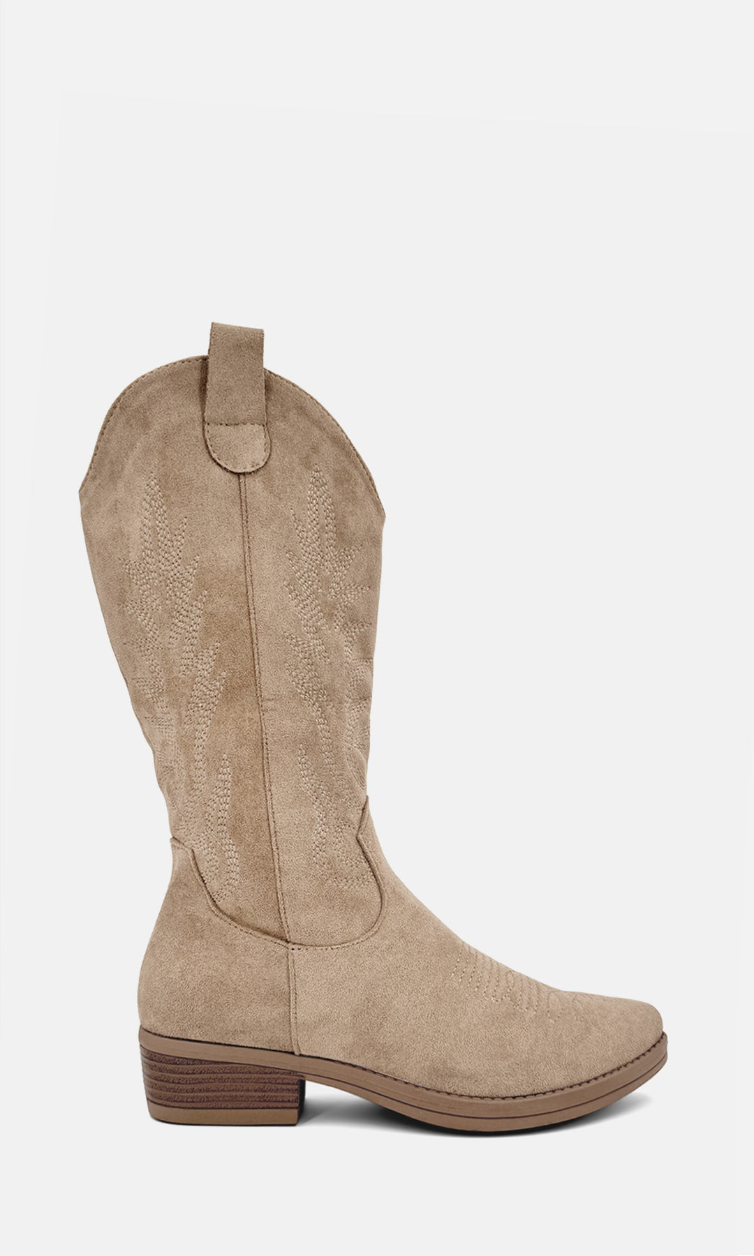 Vista lateral de bota vaquera Arabella color nude de gamuza con bordado western, caña alta y tacón de 4 cm.