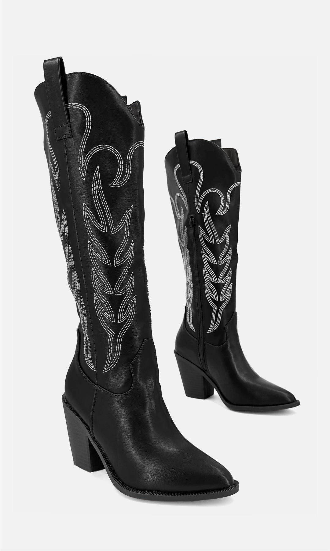 Bota vaquera alta PONY NEGRO con bordados western en contraste, punta estilizada y tacón ancho, vista tres cuartos