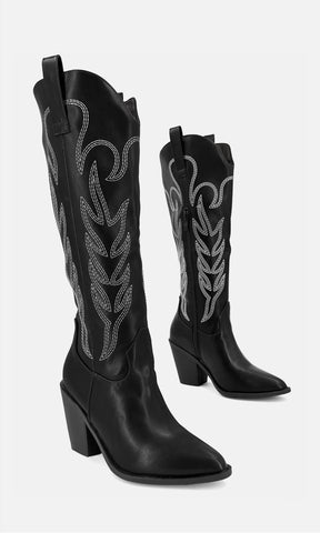 Bota vaquera alta PONY NEGRO con bordados western en contraste, punta estilizada y tacón ancho, vista tres cuartos