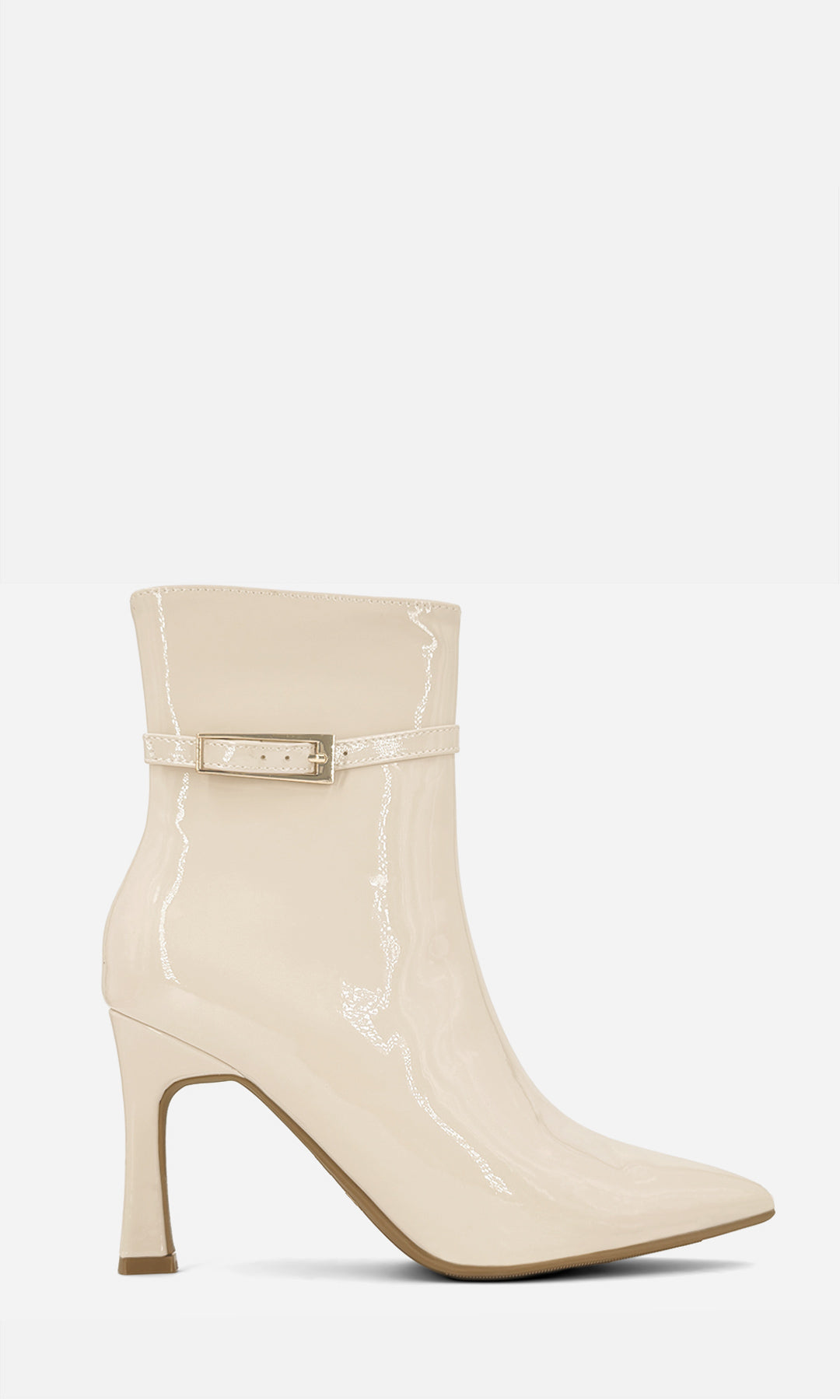 Vista lateral de botín LAVISH BLANCO MARFIL en charol con hebilla metálica decorativa y tacón de 9 cm