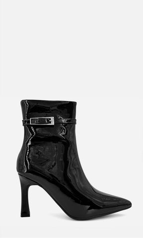 Vista lateral de botín LAVISH NEGRO en charol con punta fina, hebilla metálica y tacón de 9 cm