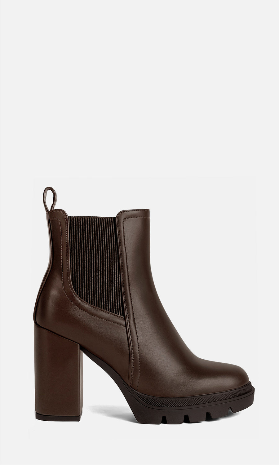 Botines Oriana color café de tacón grueso con plataforma y paneles elásticos laterales, combinados con calcetas blancas, falda de pana y suéter tejido para un look de otoño moderno.