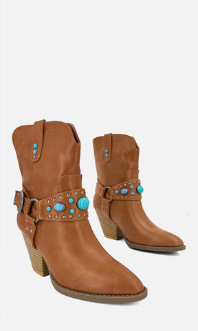 Botines vaqueros NAPA CAMEL en vinipiel color camel con arnés decorativo, pedrería turquesa y tacón de 8 cm, vista tres cuartos