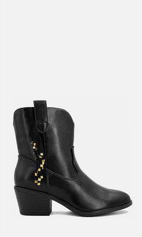 Vista lateral de botín vaquero negro AGATHA en vinipiel con tacón bajo de 5.5 cm, tirador superior y flecos con aplicaciones metálicas doradas para un estilo western contemporáneo