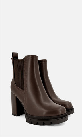 Botines Chelsea Oriana color café para mujer en vinipiel con plataforma de 2.5 cm, tacón ancho de 10 cm y suela track, ideales para combinar con jeans, pantalones, vestidos y outfits casuales en México.