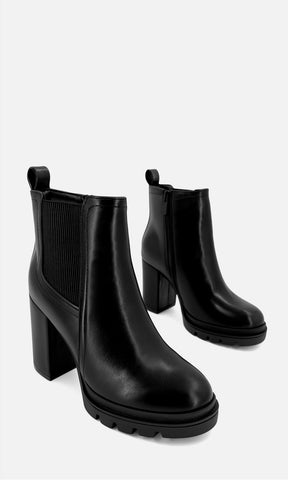 Botines Chelsea negros Oriana para mujer en vinipiel con plataforma de 2.5 cm, tacón ancho de 10 cm y suela track antiderrapante, ideales para usar con jeans, pantalones o vestidos en looks casuales y urbanos.