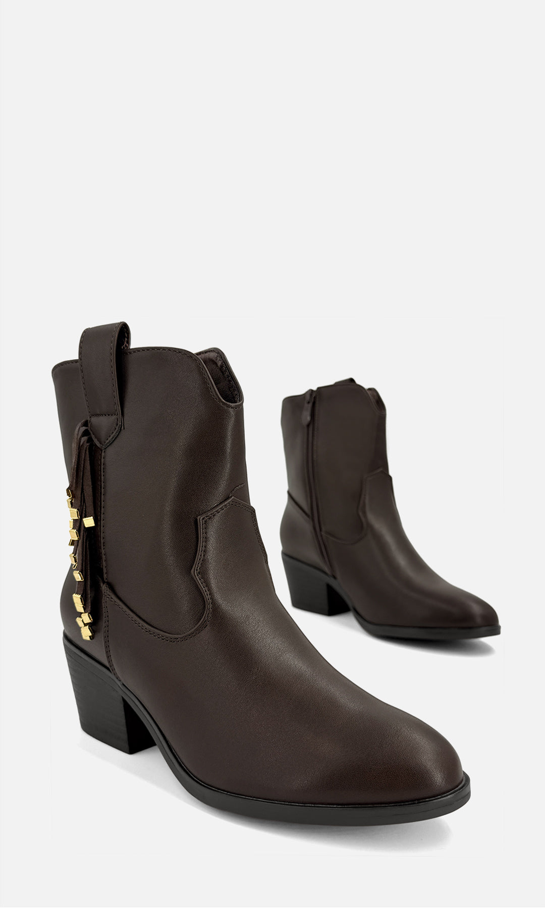 Botines western AGATHA color café en vinipiel con flecos de acabado dorado, tacón bajo de 5.5 cm y estilo casual ideal para combinar con jeans, vestidos o faldas