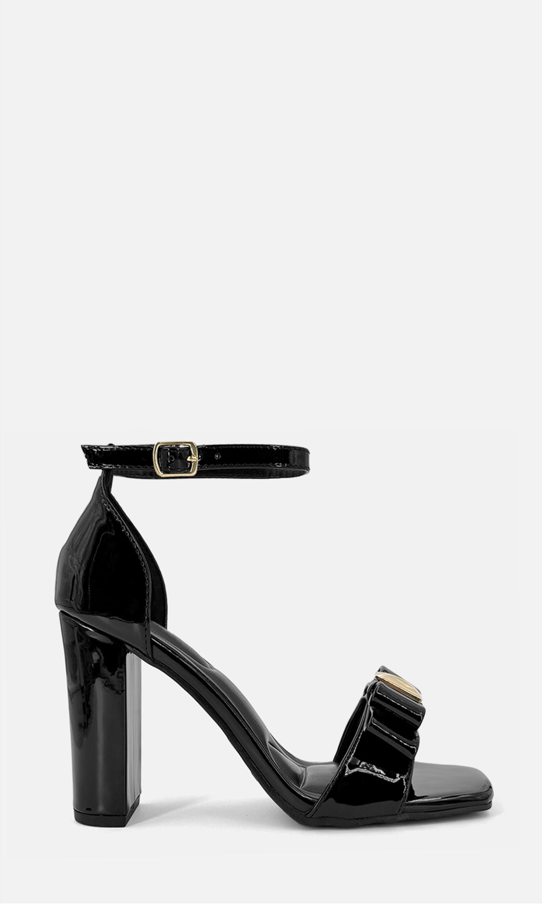 Zapatillas de tacón CHERRY NEGRO de charol en perfil lateral, con punta cuadrada, moño frontal con detalle dorado, pulsera al tobillo y tacón ancho de 9.5 cm