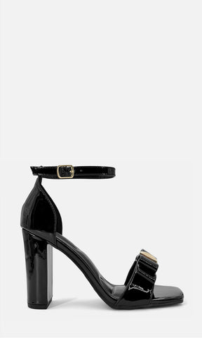 Zapatillas de tacón CHERRY NEGRO de charol en perfil lateral, con punta cuadrada, moño frontal con detalle dorado, pulsera al tobillo y tacón ancho de 9.5 cm