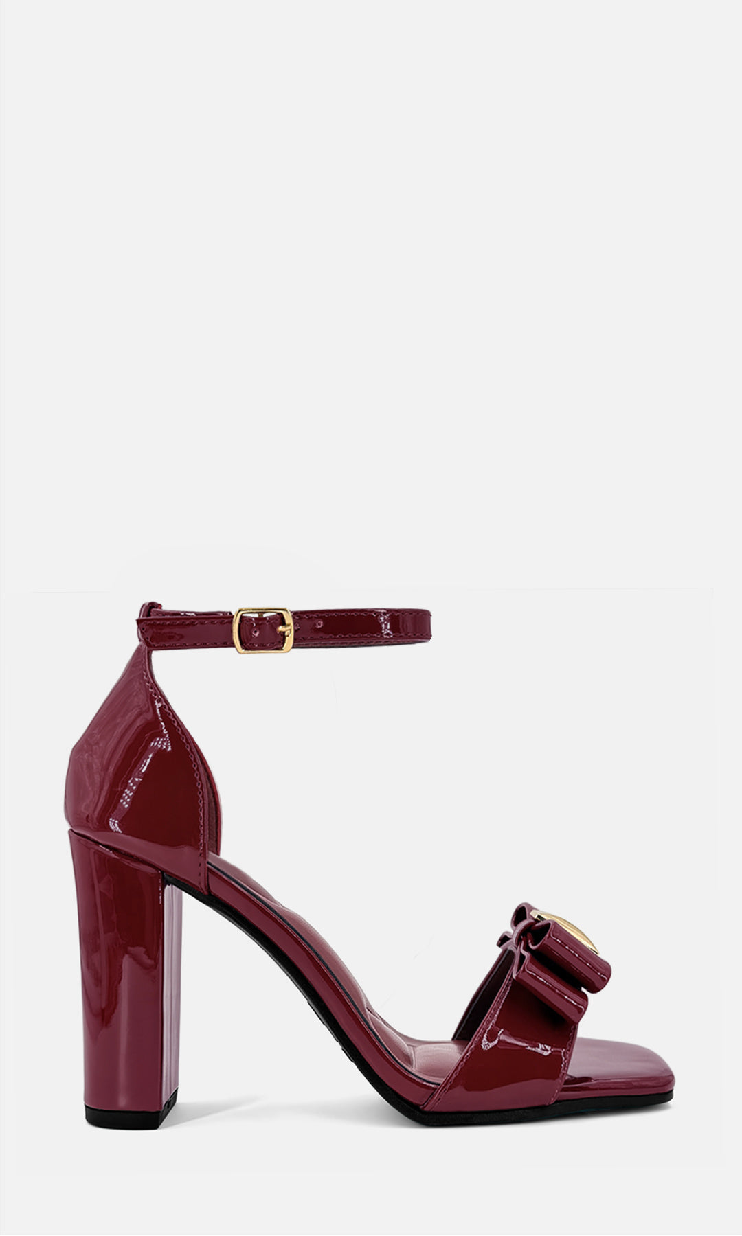 Zapatillas de tacón CHERRY ROJO VINO de charol en vista lateral, con punta cuadrada, moño con joyería dorada, pulsera al tobillo y tacón ancho de 9.5 cm