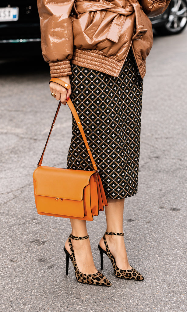 Zapatillas Citadel camel con estampado leopardo, punta fina, correa al tobillo y tacón stiletto negro, combinadas con falda estampada y bolso naranja