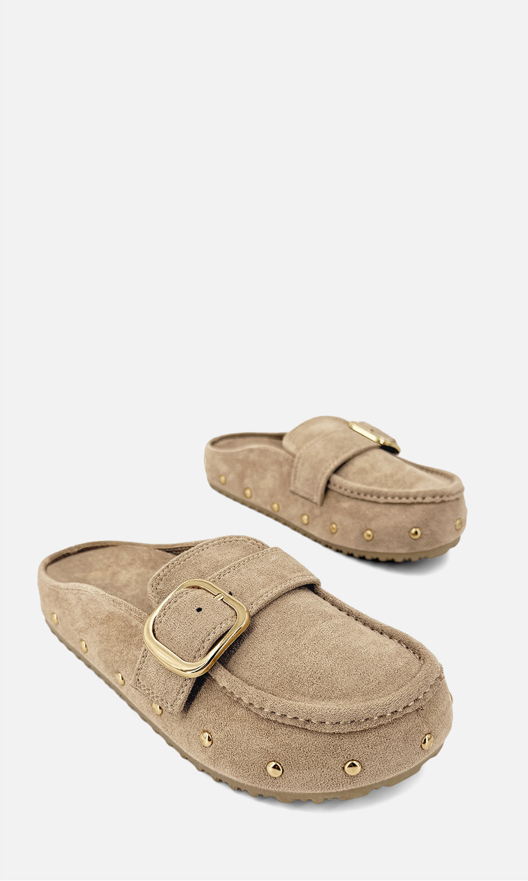 Par de mules CYNTHIA NUDE de gamuza en vista 3/4, con hebilla dorada, estoperoles metálicos y diseño abierto en el talón