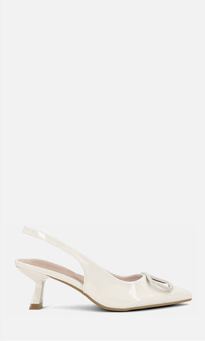 Zapatilla slingback EDITORIAL BLANCO MARFIL de charol en vista de perfil con punta afinada, joyería 3D frontal y tacón de 6 cm