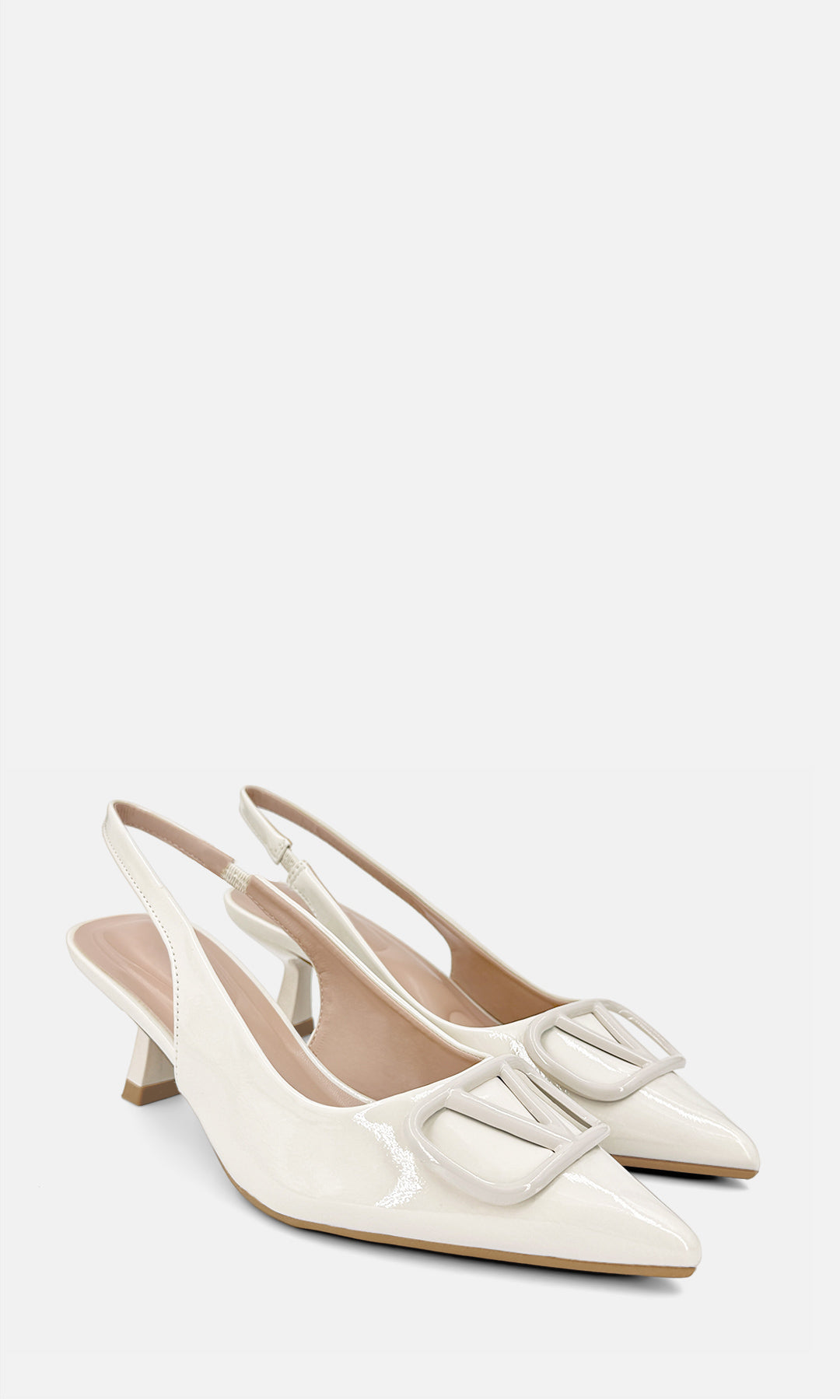 Par de zapatillas slingback EDITORIAL BLANCO MARFIL de charol en vista 3/4, con punta afinada, joyería 3D frontal y tacón de 6 cm