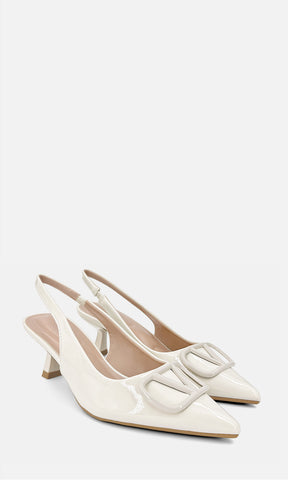 Par de zapatillas slingback EDITORIAL BLANCO MARFIL de charol en vista 3/4, con punta afinada, joyería 3D frontal y tacón de 6 cm