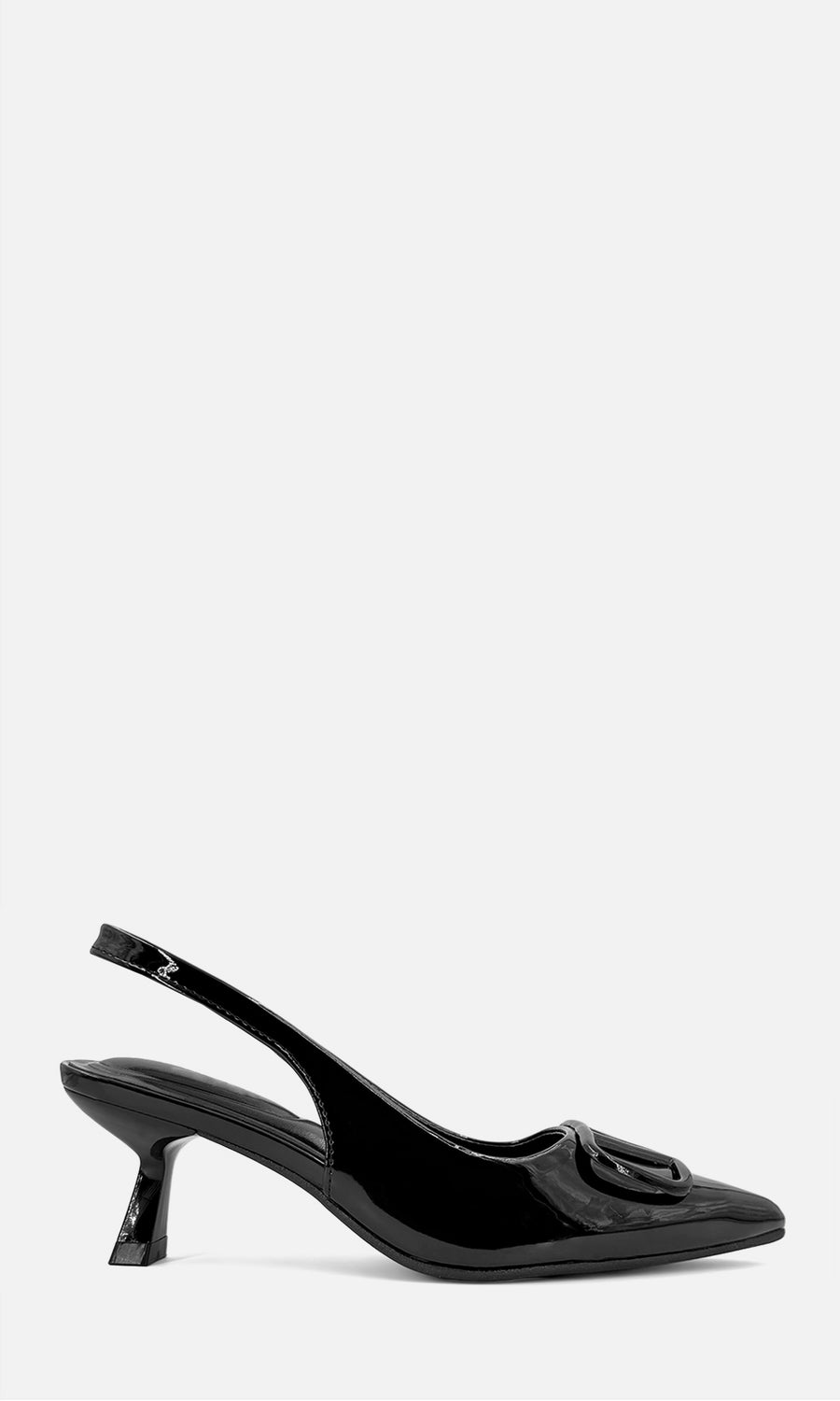 Zapatillas Editorial negras de charol, punta fina y diseño slingback con tacón bajo y hebilla decorativa, combinadas con falda negra y clutch rojo