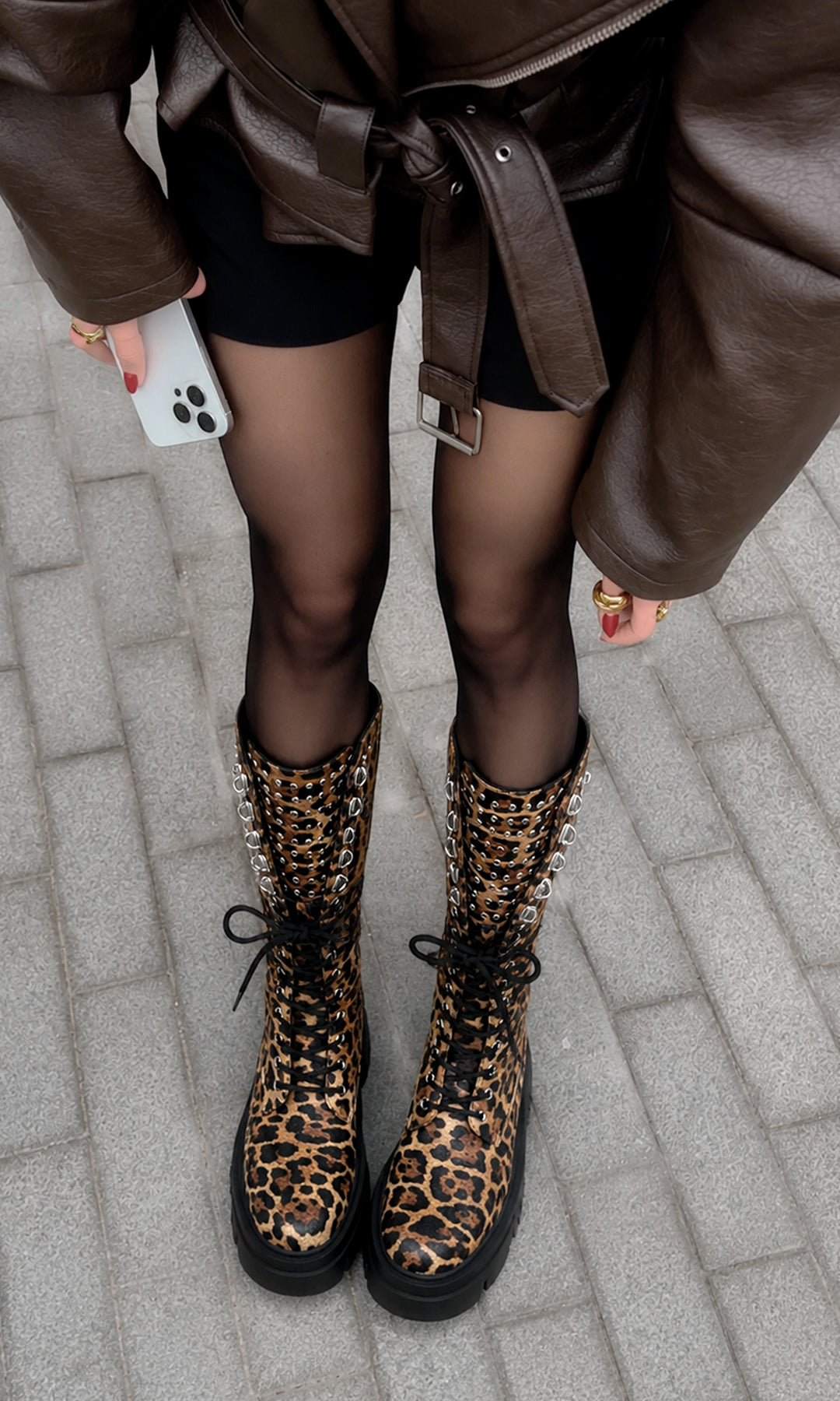 Botas Epic con estampado leopardo, plataforma negra y agujetas, llevadas con medias negras y chamarra café en un estilismo urbano de inspiración