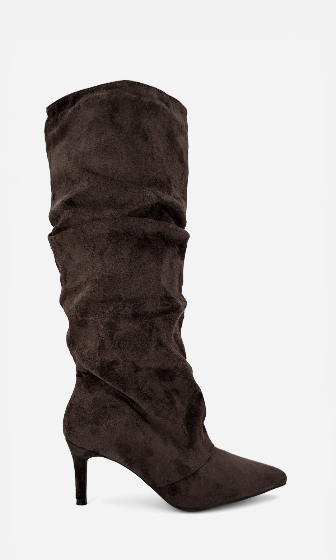 Bota alta tipo slouch FRAN CAFÉ de gamuza en vista de perfil, con caña drapeada, punta afinada y tacón fino de 7.5 cm