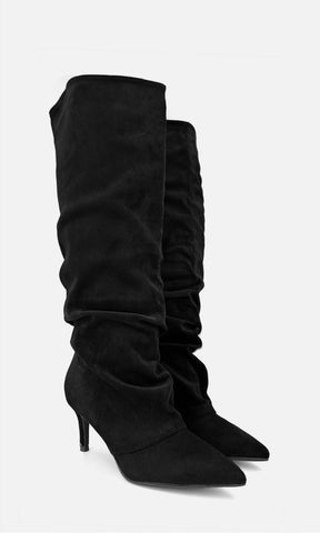 Par de botas altas tipo slouch FRAN NEGRO de gamuza en vista 3/4, con caña drapeada, punta afinada y tacón fino de 7.5 cm