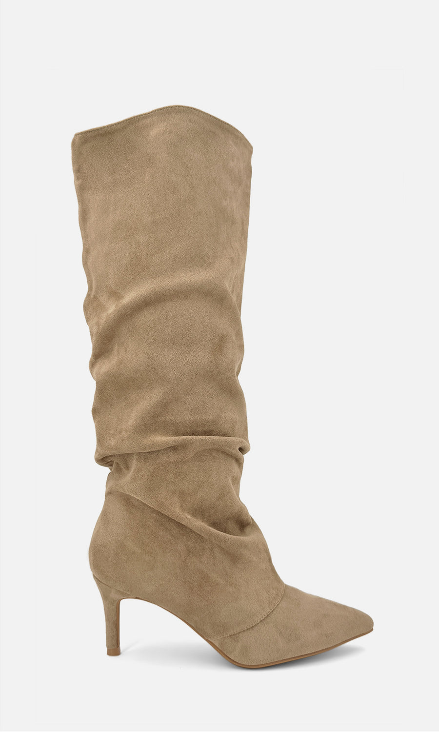 Botas largas Fran taupe beige de acabado tipo gamuza, caña arrugada, punta fina y tacón delgado alto, combinadas con vestido tejido beige