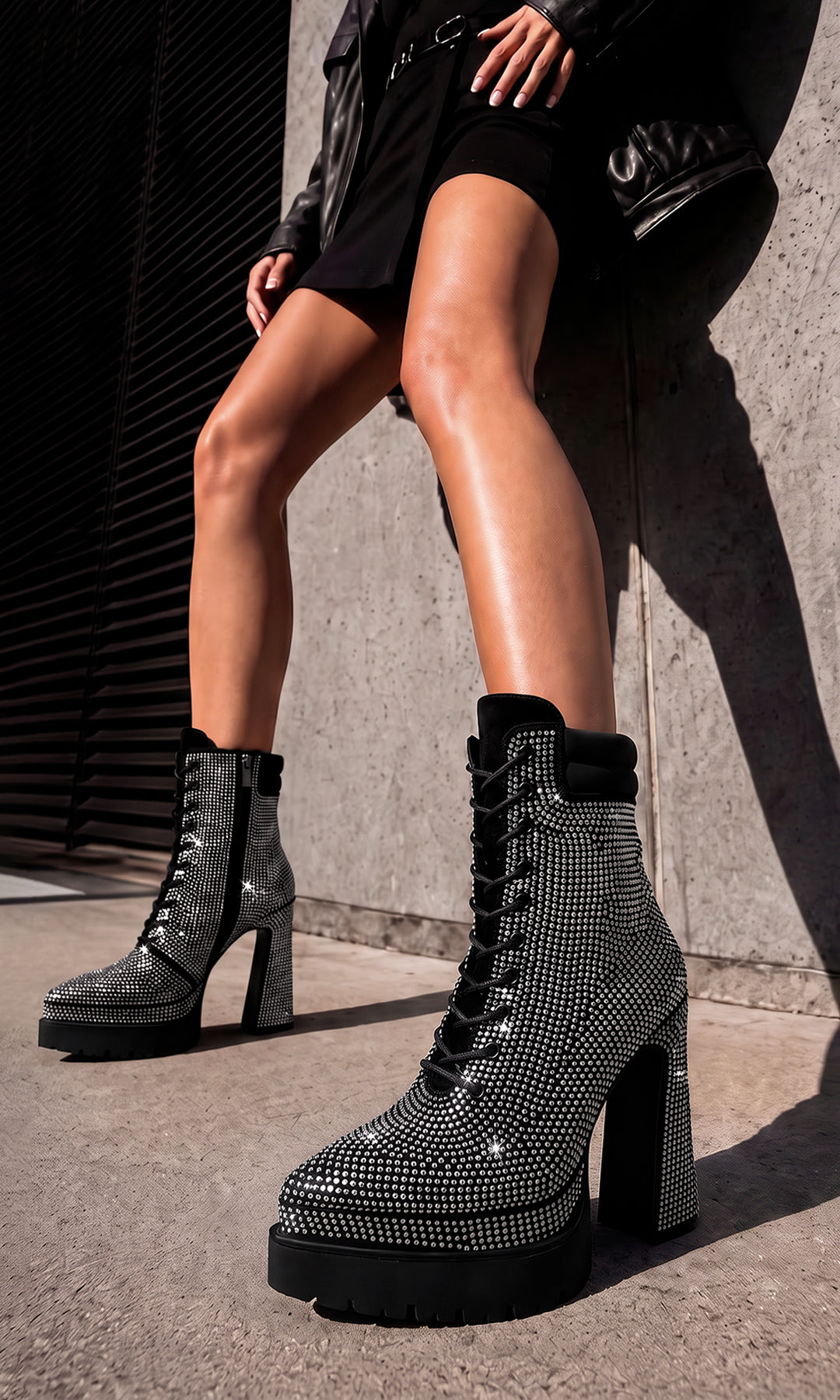 Modelo con vestido negro y chamarra de piel usando botines Gravity negros con cristales plata en una producción editorial contemporánea de My Shoes México.
