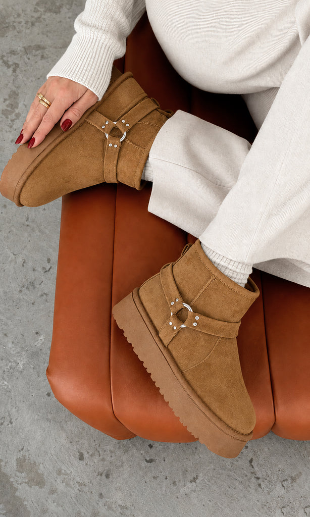 Botines Keisha color camel con plataforma gruesa, acabado tipo gamuza y correas decorativas con aro metálico