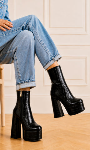 Botines Kim negros con textura tipo cocodrilo, plataforma y tacón alto combinados con mezclilla en una sesión editorial de My Shoes México.