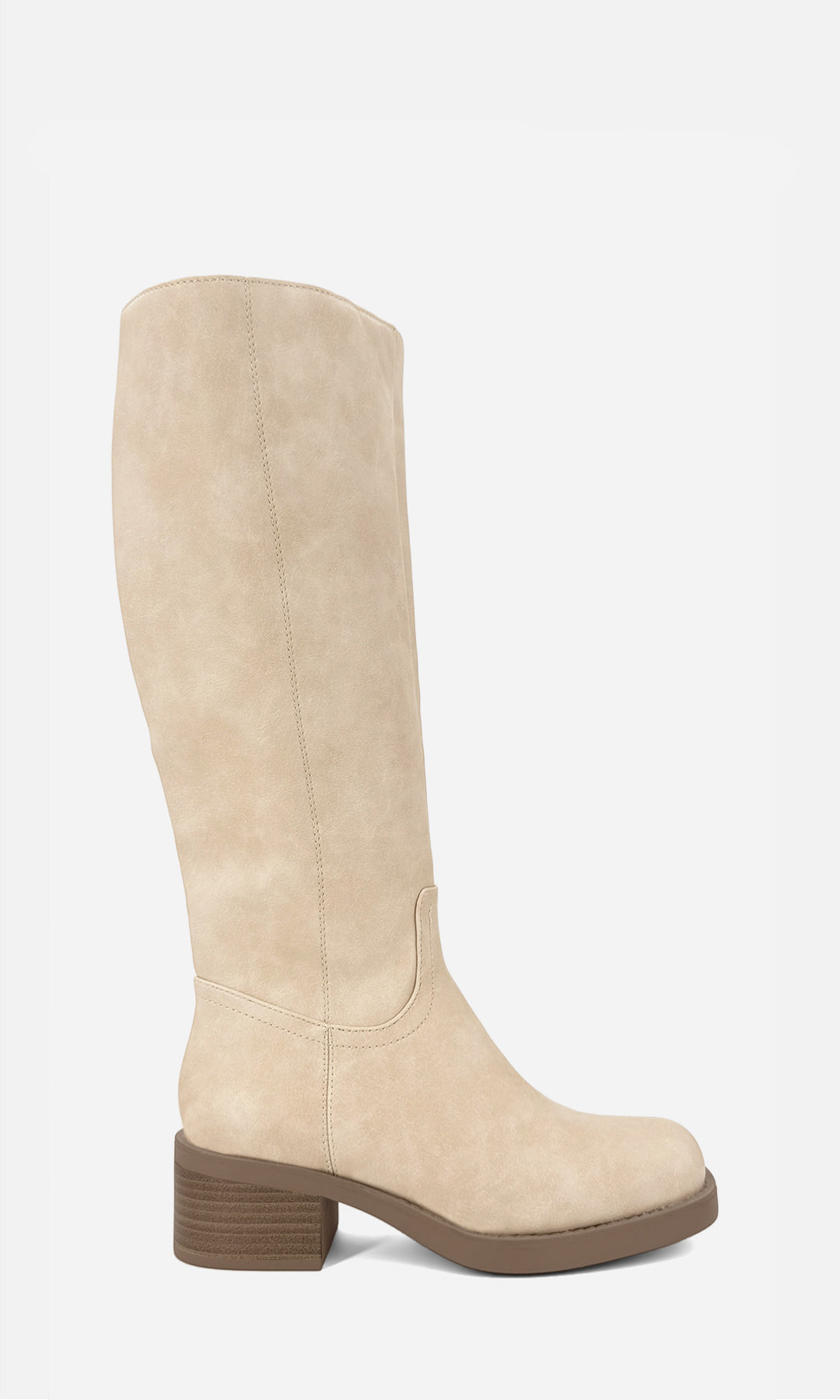 Bota alta LEGACY BLANCO MARFIL de vinipiel en vista lateral, de caña alta recta, punta redondeada, suela café y tacón ancho de 5 cm