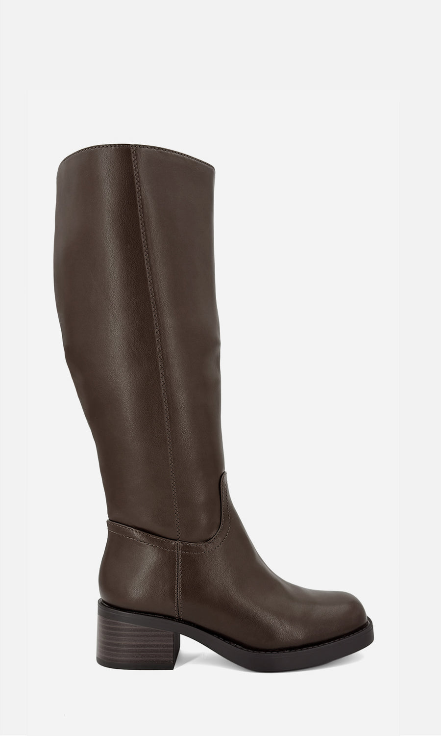 Botas largas café de tacón bajo y acabado liso, combinadas con calcetas blancas y falda café en un look de otoño