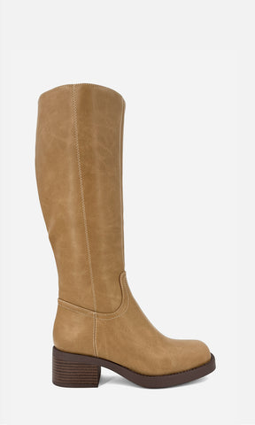 Bota alta LEGACY CAMEL de vinipiel en vista lateral, de caña alta recta, punta redondeada, suela café y tacón ancho de 5 cm