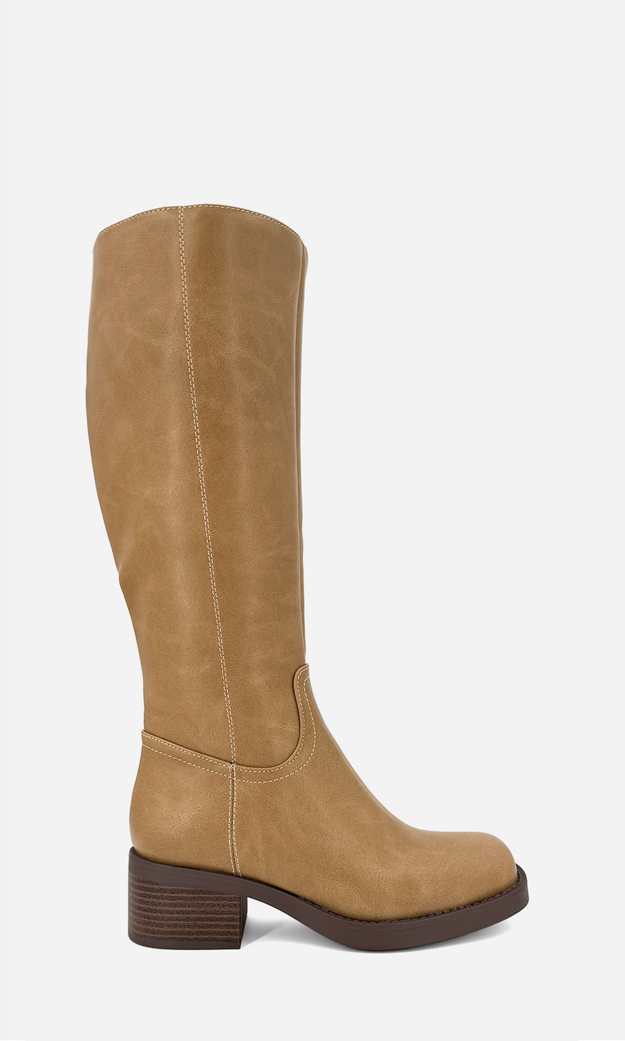 Botas largas camel de tacón bajo y punta redondeada, combinadas con minifalda y chaqueta color vino en un look sofisticado