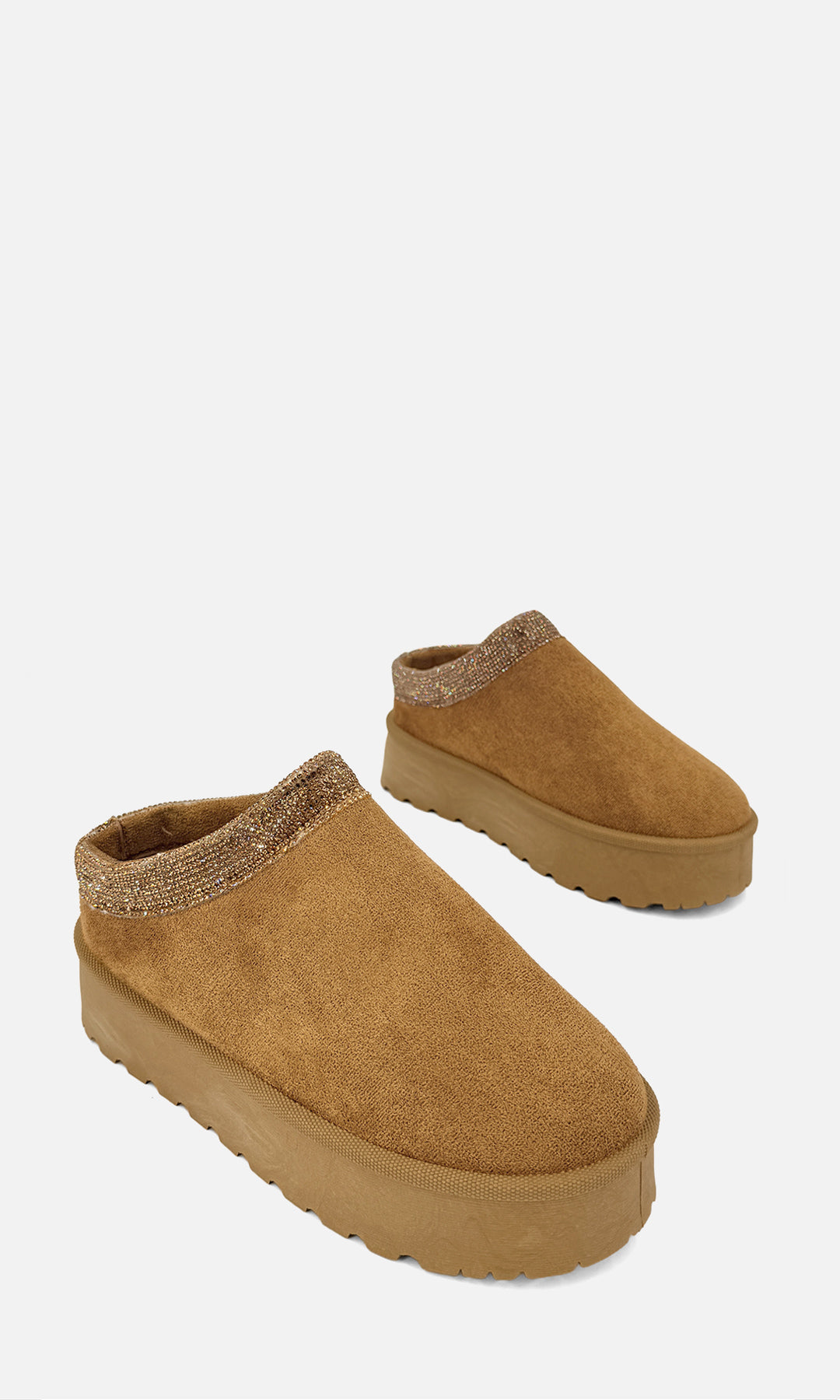 Par de zuecos de invierno para mujer LUNNA CAMEL de gamuza en vista 3/4, con interior tipo peluche, borde de brillos y suela chunky de 4.5 cm