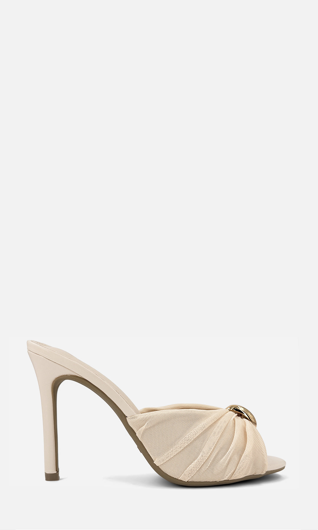 Zapatilla mule MALIBU BLANCO MARFIL en perfil, con mesh blanco marfil, joyería 3D dorada, punta abierta y tacón fino de 10.5 cm