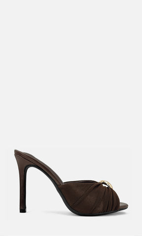 Zapatilla mule MALIBU CAFÉ en perfil, con mesh café, joyería 3D dorada, punta abierta y tacón fino de 10.5 cm