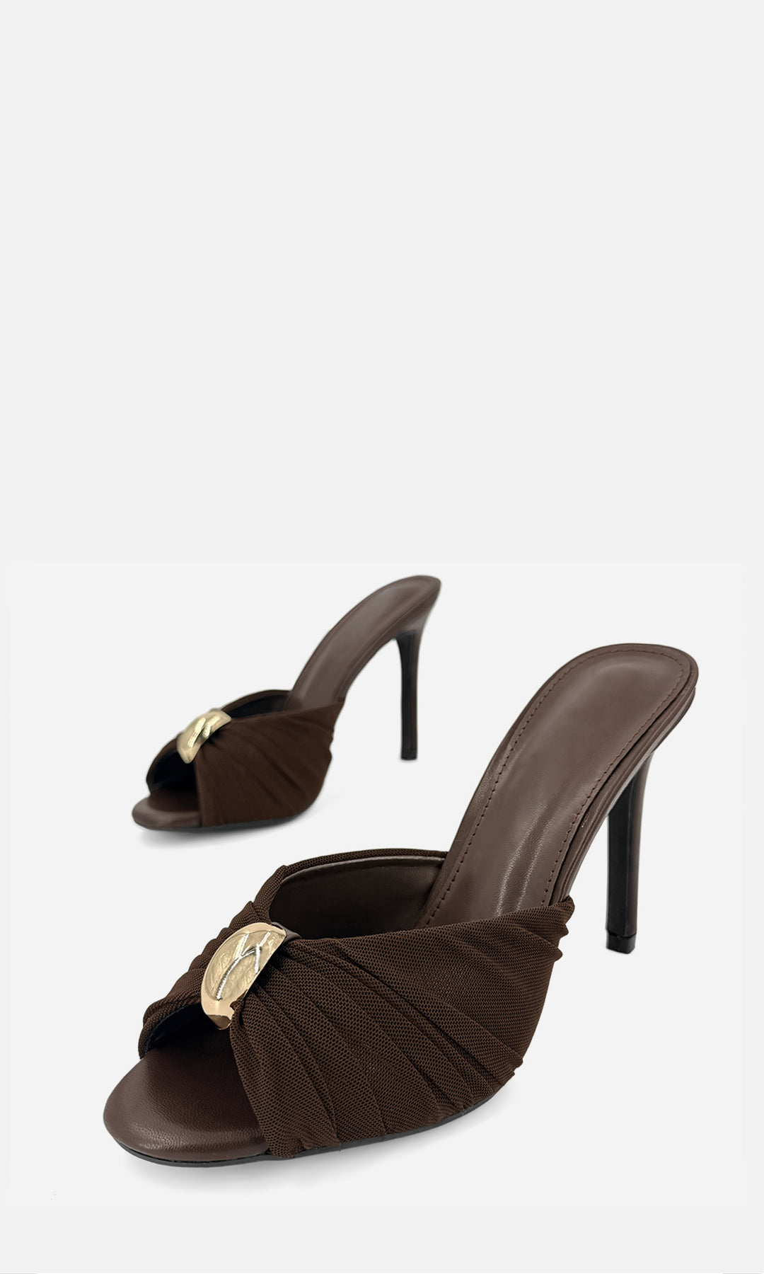 Par de zapatillas mule MALIBU CAFÉ en vista 3/4, con mesh café, joyería 3D dorada al frente, punta abierta y tacón fino de 10.5 cm