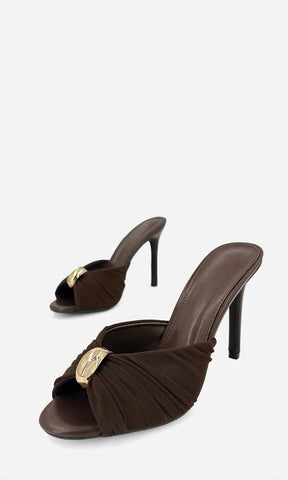 Par de zapatillas mule MALIBU CAFÉ en vista 3/4, con mesh café, joyería 3D dorada al frente, punta abierta y tacón fino de 10.5 cm