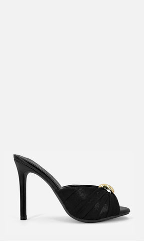 Zapatilla mule MALIBU NEGRO en vista de perfil, con mesh negro, detalle de joyería 3D dorada, punta abierta y tacón fino de 10.5 cm