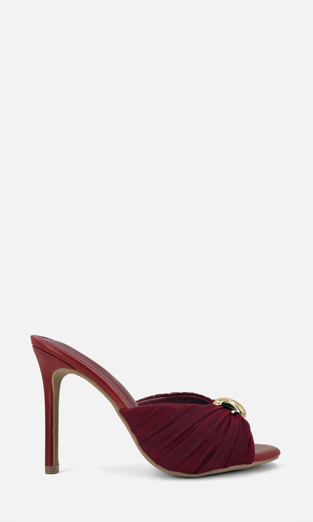Zapatilla mule MALIBU VINO en vistade perfil, con mesh color vino, joyería 3D dorada, punta abierta y tacón fino de 10.5 cm