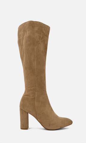 Bota alta MANHATTAN CAMEL de gamuza en vista de perfil, con punta afinada y tacón ancho de 8.5 cm