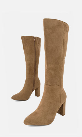 Par de botas altas MANHATTAN CAMEL de gamuza en vista 3/4, con punta afinada y tacón ancho de 8.5 cm