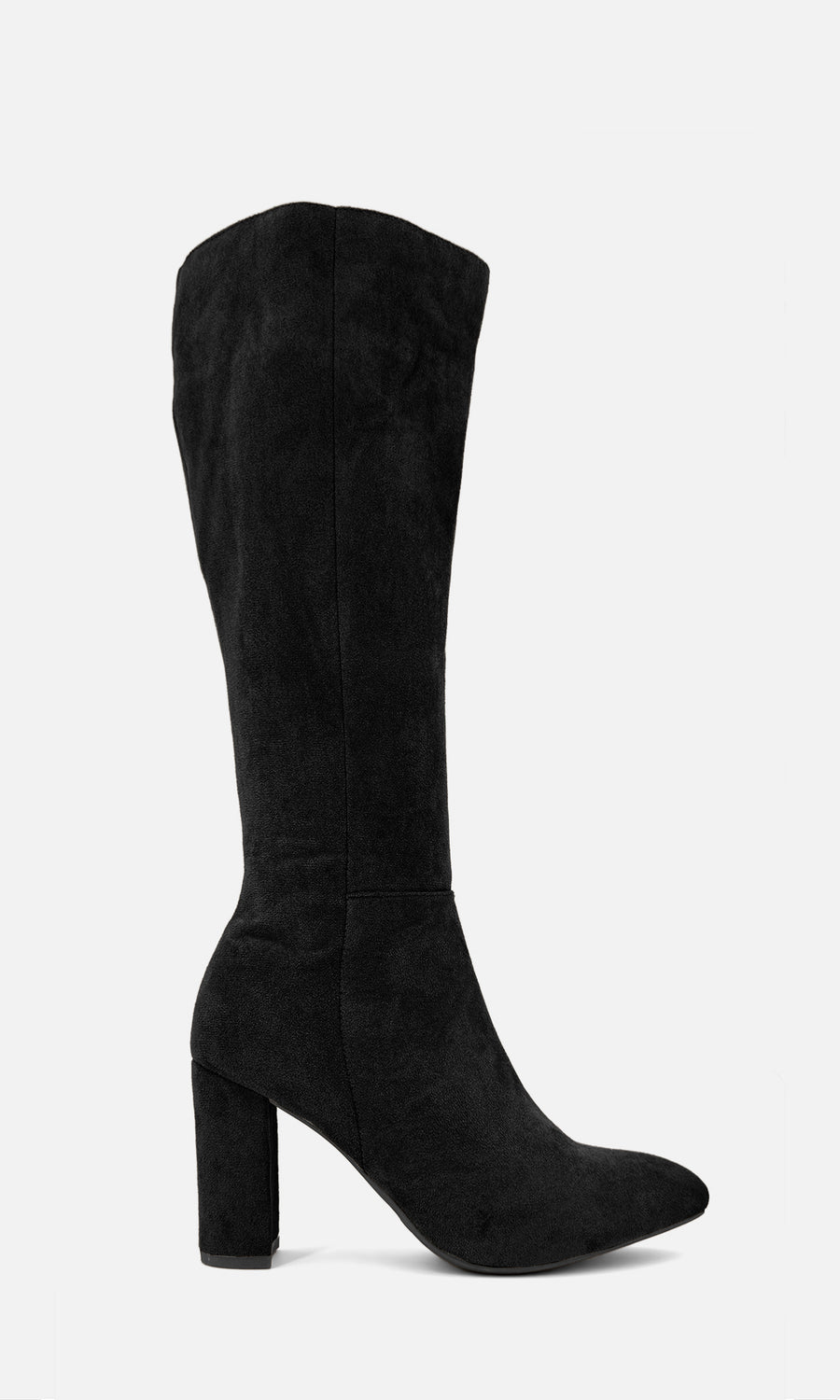 Botas altas Manhattan negras de textura tipo gamuza y tacón ancho, llevadas con chamarra café y vestido blanco en un look casual de ciudad