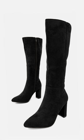 Par de botas altas MANHATTAN NEGRO de gamuza en vista 3/4, con punta afinada y tacón ancho de 8.5 cm