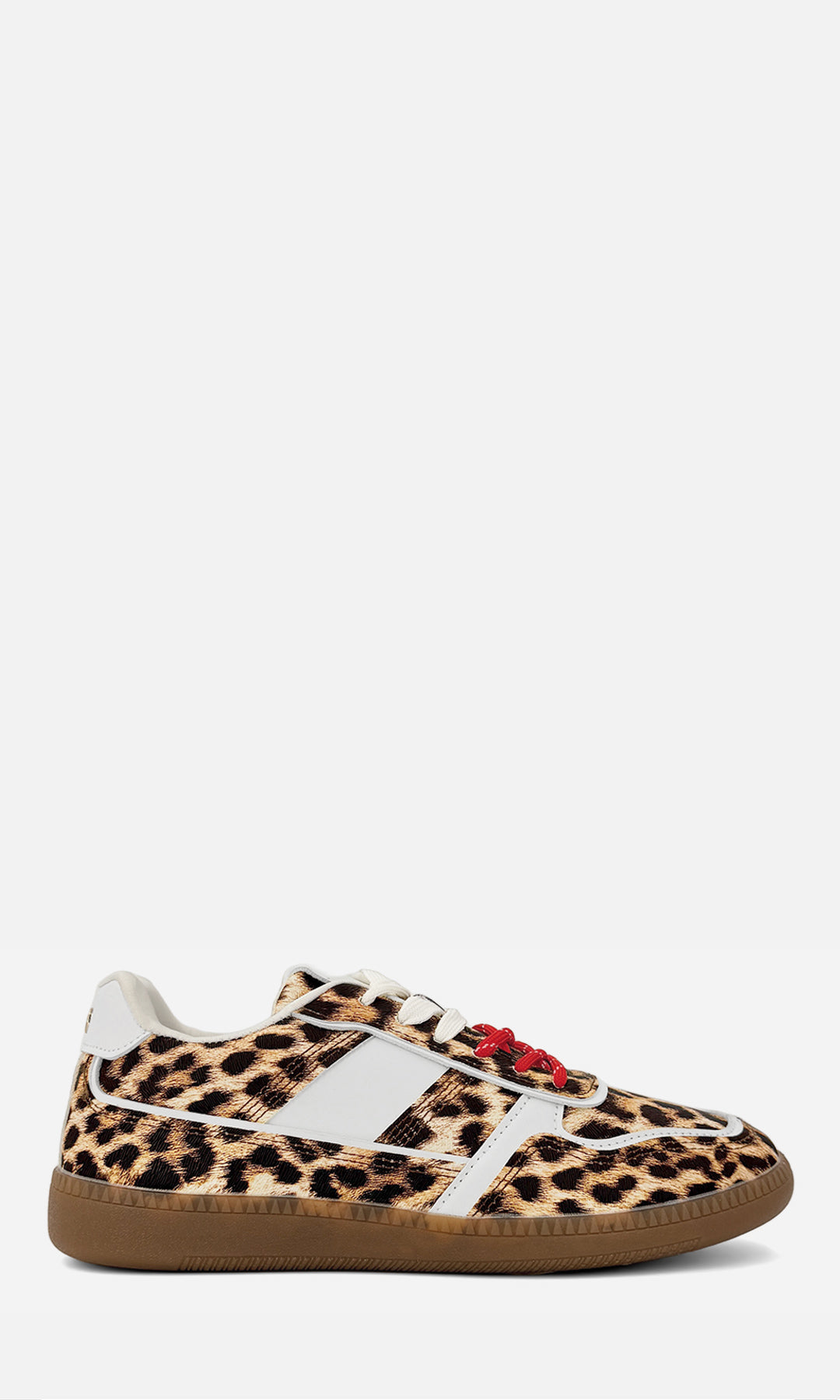 Tenis MATCHA CAMEL LEOPARDO en perfil, con estampado leopardo, detalles en vinipiel, agujetas en contraste y suela camel de 2.5 cm