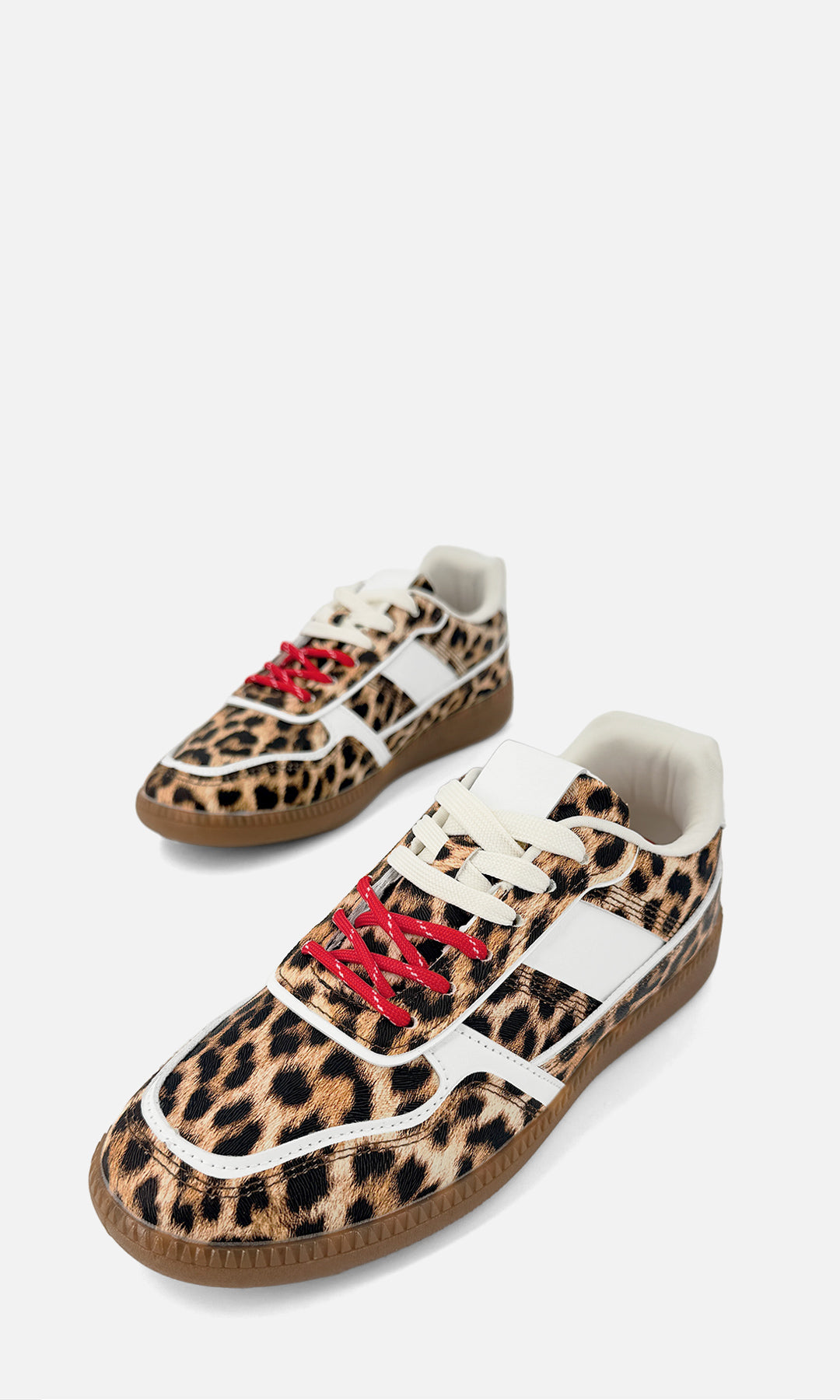 Par de tenis MATCHA CAMEL LEOPARDO en vista 3/4, con estampado leopardo, detalles en vinipiel , agujetas en contraste y suela camel de 2.5 cm