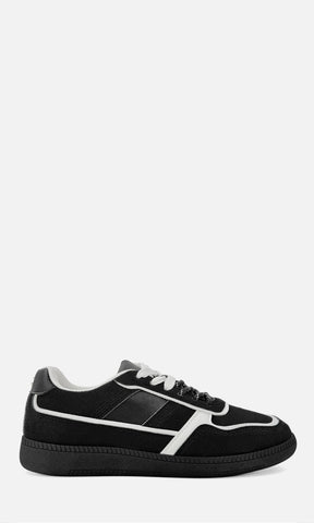 Tenis MATCHA NEGRO de gamuza y vinipiel en perfil, con detalles blancos en contraste, agujetas bicolor y suela de 2.5 cm