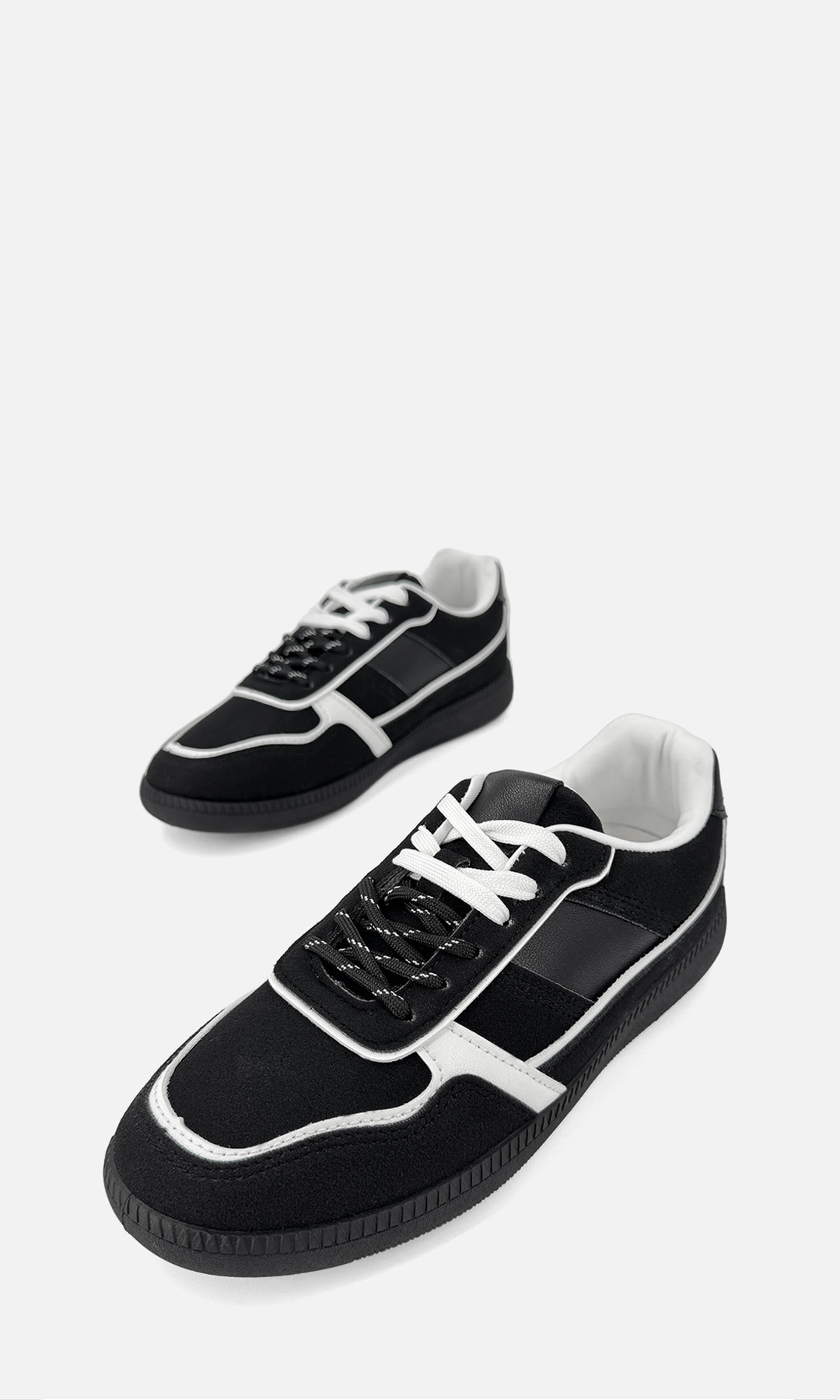 Par de tenis MATCHA NEGRO de gamuza y vinipiel en vista 3/4, con detalles blancos en contraste, agujetas bicolor y suela de 2.5 cm
