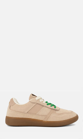 Tenis MATCHA NUDE de gamuza y vinipiel en perfil, con detalles al tono, agujetas blancas y verdes en contraste y suela camel de 2.5 cm
