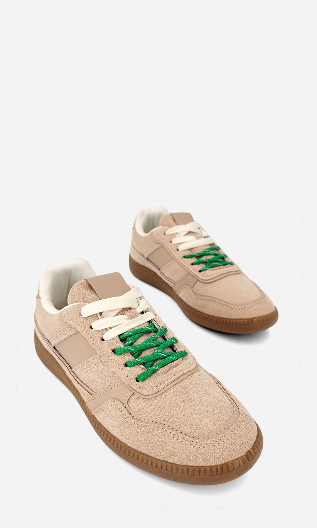 Par de tenis MATCHA NUDE de gamuza y vinipiel en vista 3/4, con detalles al tono, agujetas blancas y verdes en contraste y suela camel de 2.5 cm